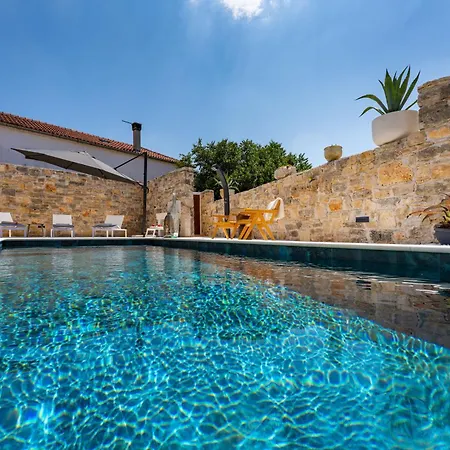 Cortile House فيلة Pridraga